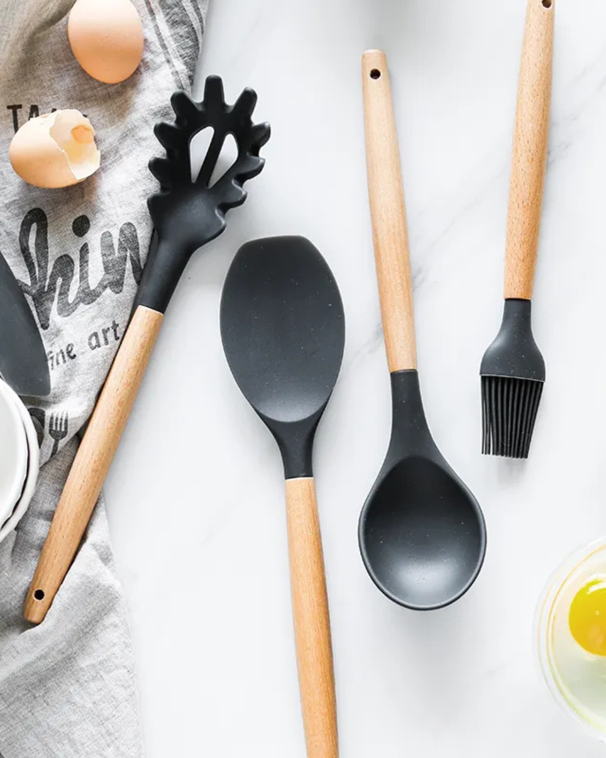 Set di utensili da cucina in silicone ecologico con manici in bambù