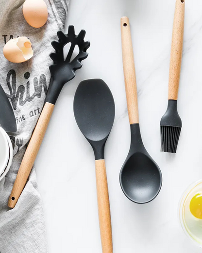 Set di utensili da cucina in silicone ecologico con manici in bambù