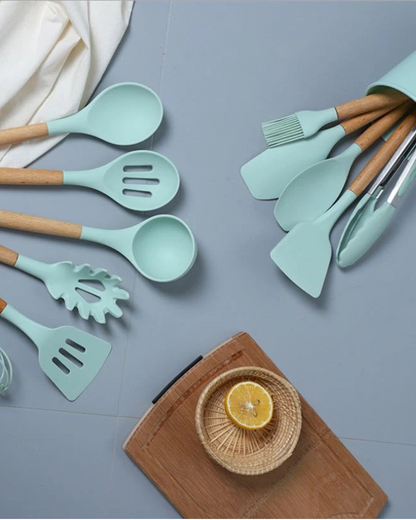 Set di utensili da cucina in silicone ecologico con manici in bambù