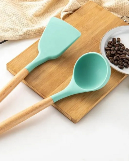 Set di utensili da cucina in silicone ecologico con manici in bambù