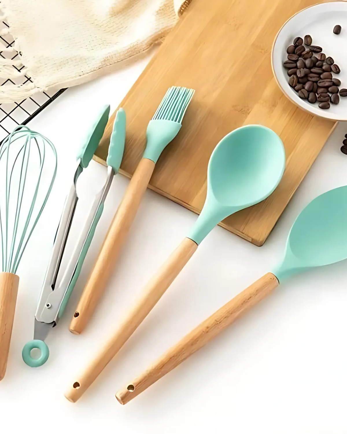 Set di utensili da cucina in silicone ecologico con manici in bambù