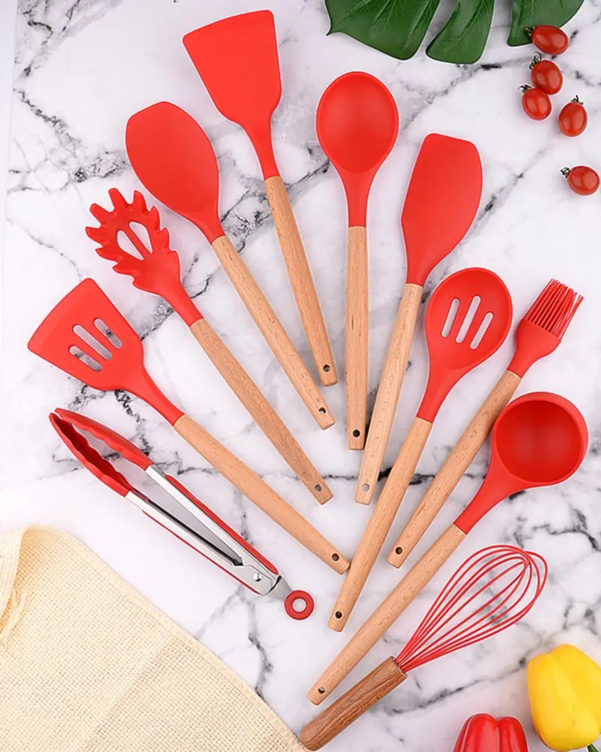 Set di utensili da cucina in silicone ecologico con manici in bambù