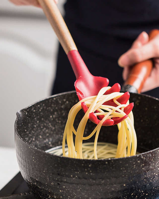 Set di utensili da cucina in silicone ecologico con manici in bambù