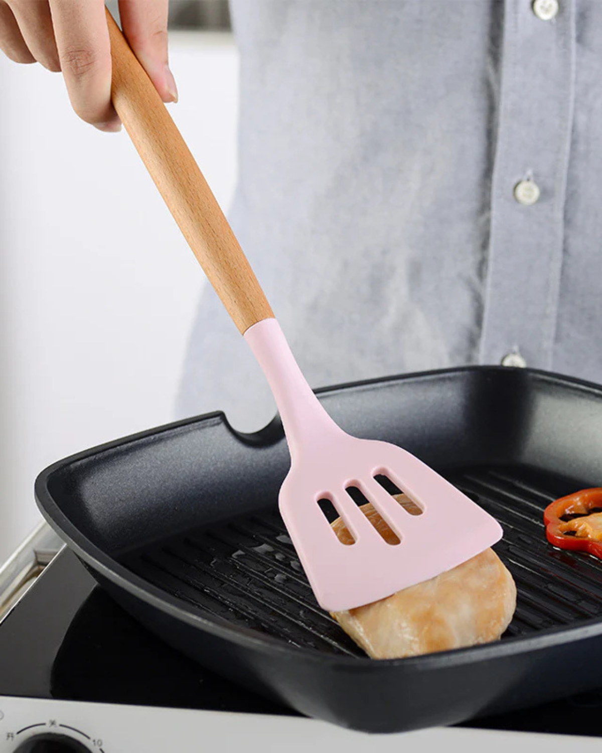 Set di utensili da cucina in silicone ecologico con manici in bambù