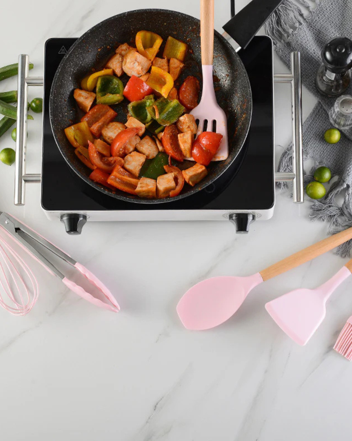 Set di utensili da cucina in silicone ecologico con manici in bambù