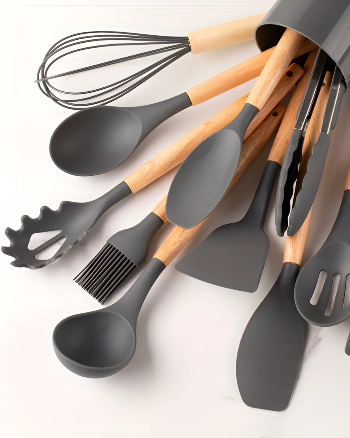 Set di utensili da cucina in silicone ecologico con manici in bambù