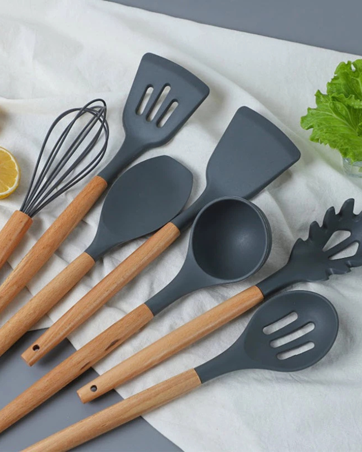 Set di utensili da cucina in silicone ecologico con manici in bambù